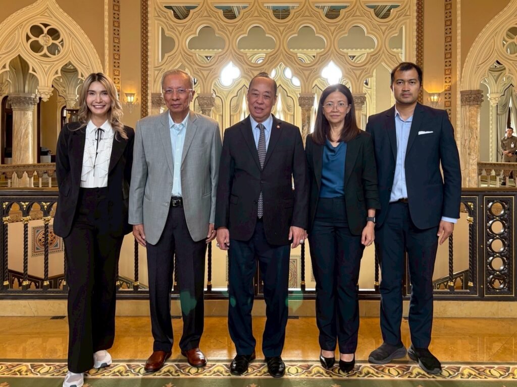 ศูนย์ฯ เข้าพบเลขาธิการนายกรัฐมนตรีและประธานคณะกรรมการด้านเศรษฐกิจของพรรคเพื่อไทย