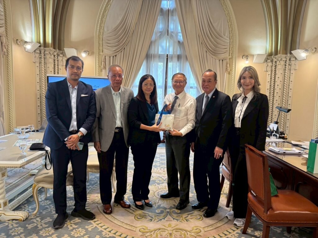 ศูนย์ฯ เข้าพบเลขาธิการนายกรัฐมนตรีและประธานคณะกรรมการด้านเศรษฐกิจของพรรคเพื่อไทย